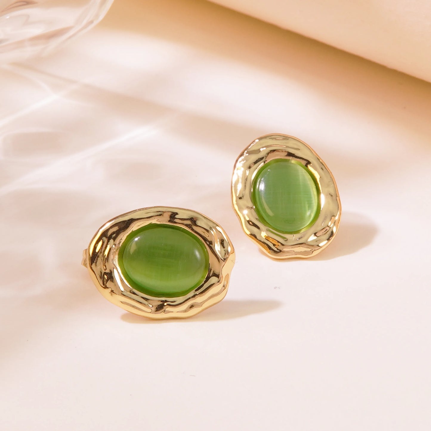 Orecchini dorati con cornice e pietra verde-EA476