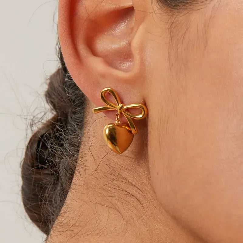 Gold earring with heart and bow-ea523