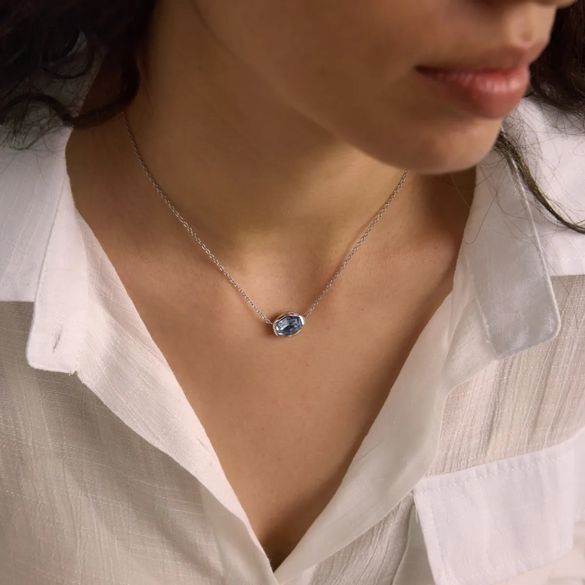Collier fleur en acier avec pierres vertes- NE672