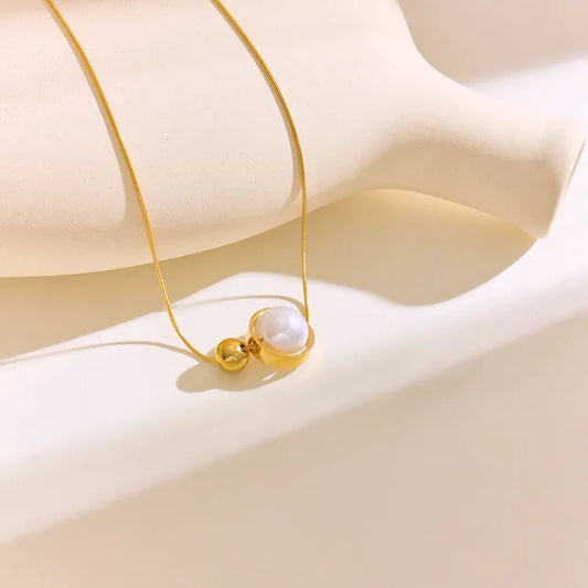 Colier din oțel placat cu aur cu perle și sferă aurie-NE485