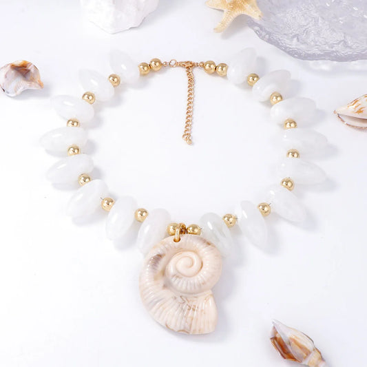 Colier acrilic alb cu coajă-