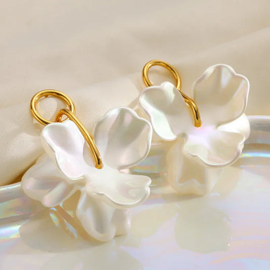 Σκουλαρίκια επιχρυσωμένο ατσάλι λευκά λουλούδια ρητίνης - EA736