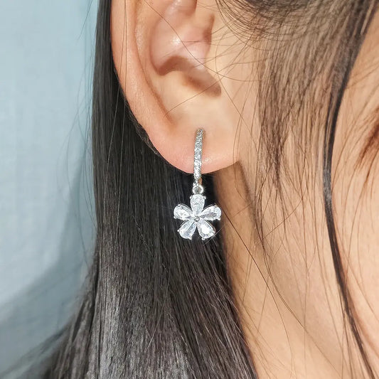 Brinco de flor de latão com zircônias - w124