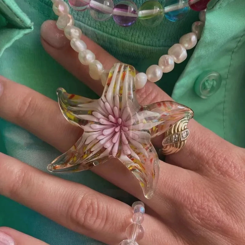 Κολιέ με λουλούδι και πέρλες από ρητίνη και ακρυλικό -