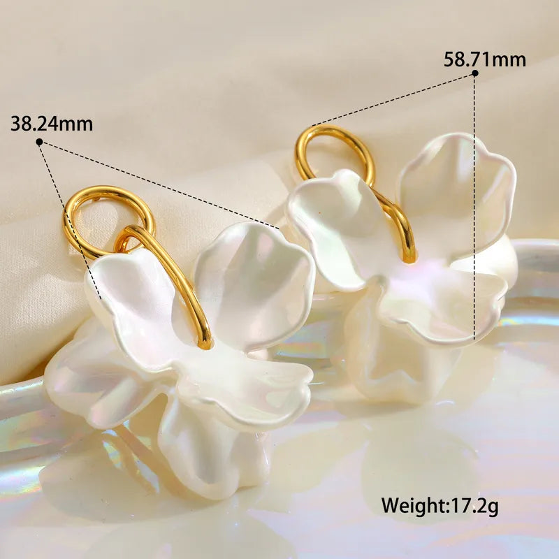 Σκουλαρίκια επιχρυσωμένο ατσάλι λευκά λουλούδια ρητίνης - EA736