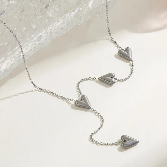 Colier lung de oțel cu inimioare pe o parte-NE030