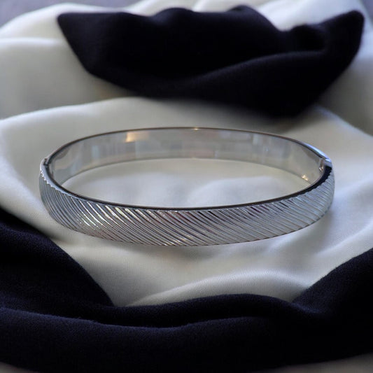 *Ασημί ατσάλινη χειροπέδα με λοξά χαράγματα -BR262