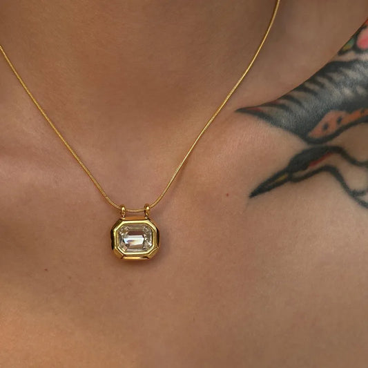 Collier en acier avec pierre transparente - W015