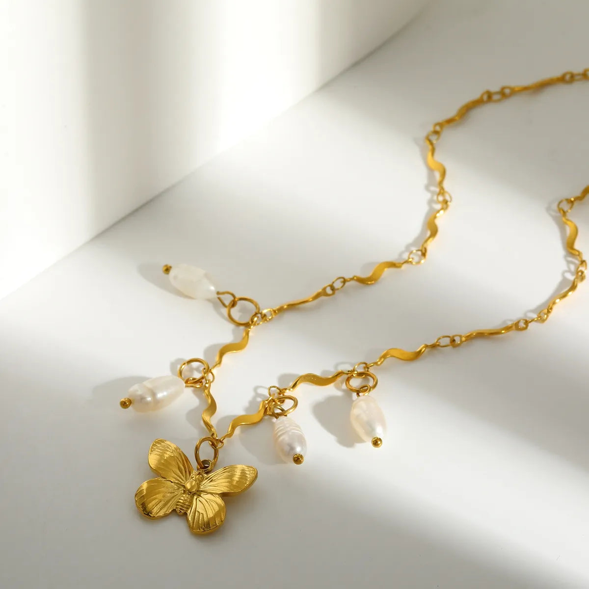 *Κολιέ επιχρυσωμένο ατσάλι με πεταλούδα και περλίτσες-NE198