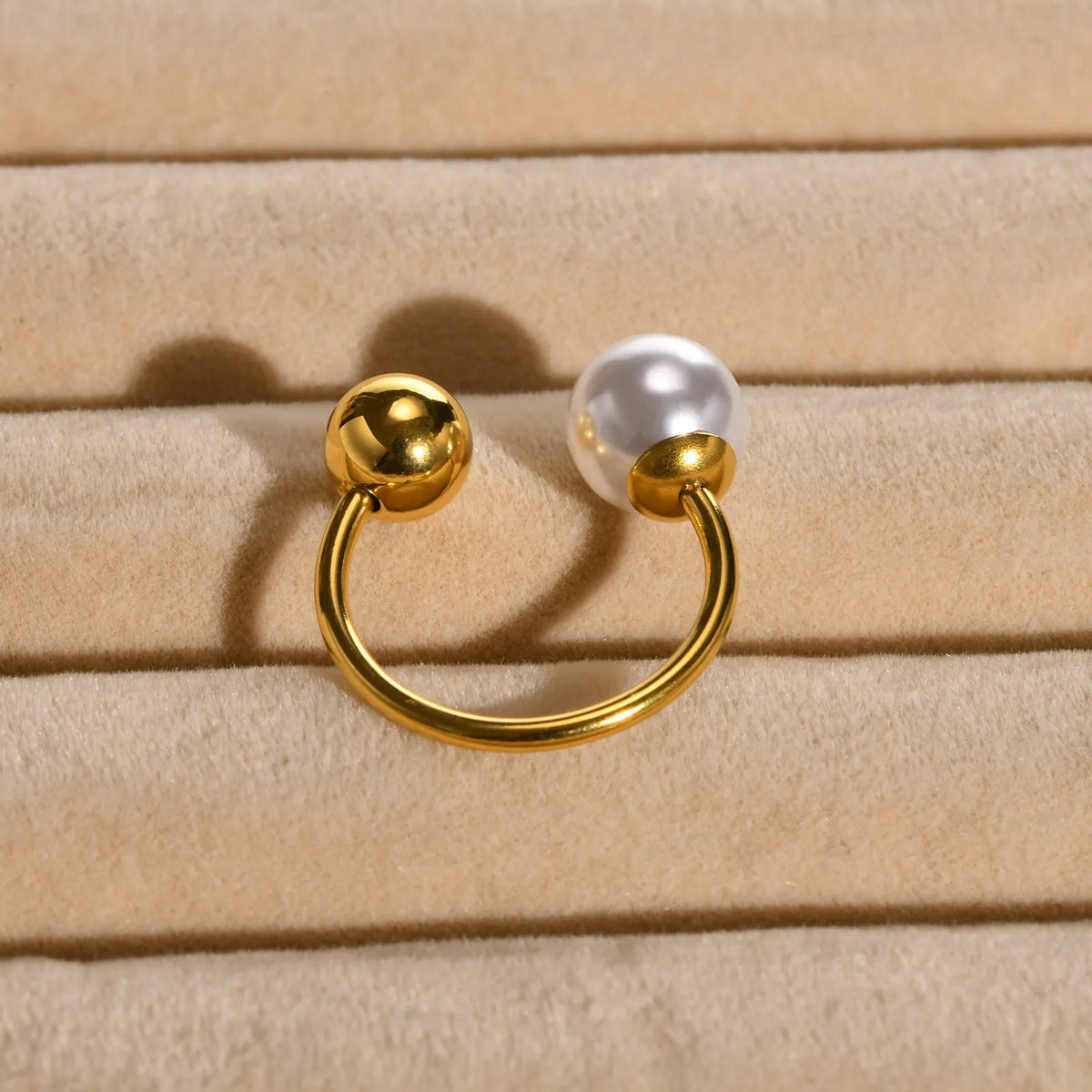 Steel ring with one pearl - R156