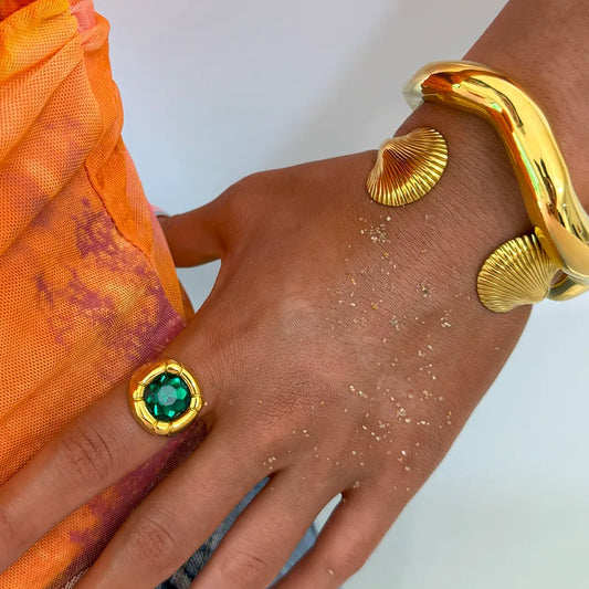 Ring Gold Plot with large green stone-r219