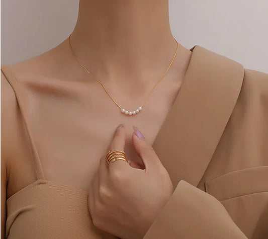 Collier acier doré avec perles-ne479