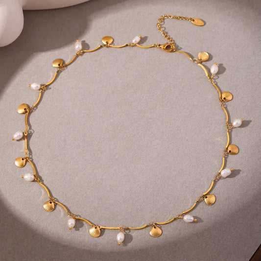 Κολιέ επιχρυσωμένο ατσάλι με πέρλες και χρυσά κοχύλια- NE702