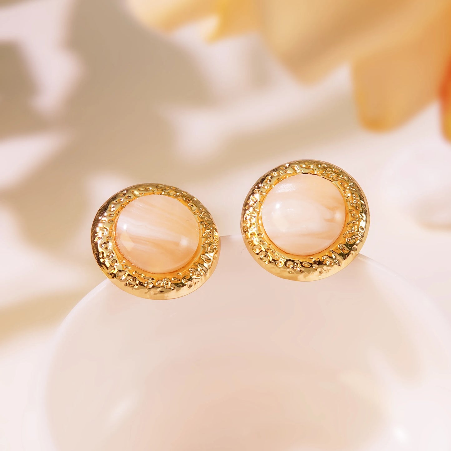 Cercei rotunzi din oțel placat cu aur crem cu cadru auriu-EA477