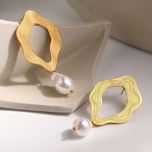 Open design earrings and pearl-ea435