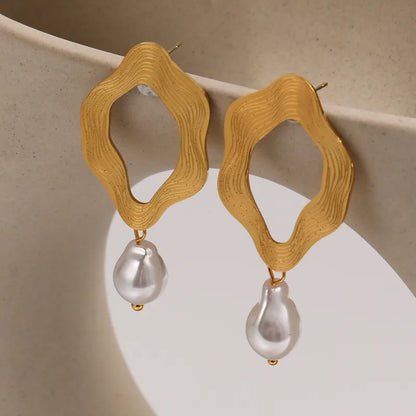 Open design earrings and pearl-ea435