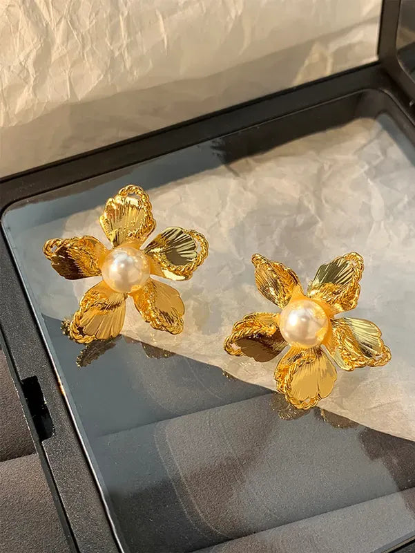 Brincos de pérola em formato de flor dourado-EA512