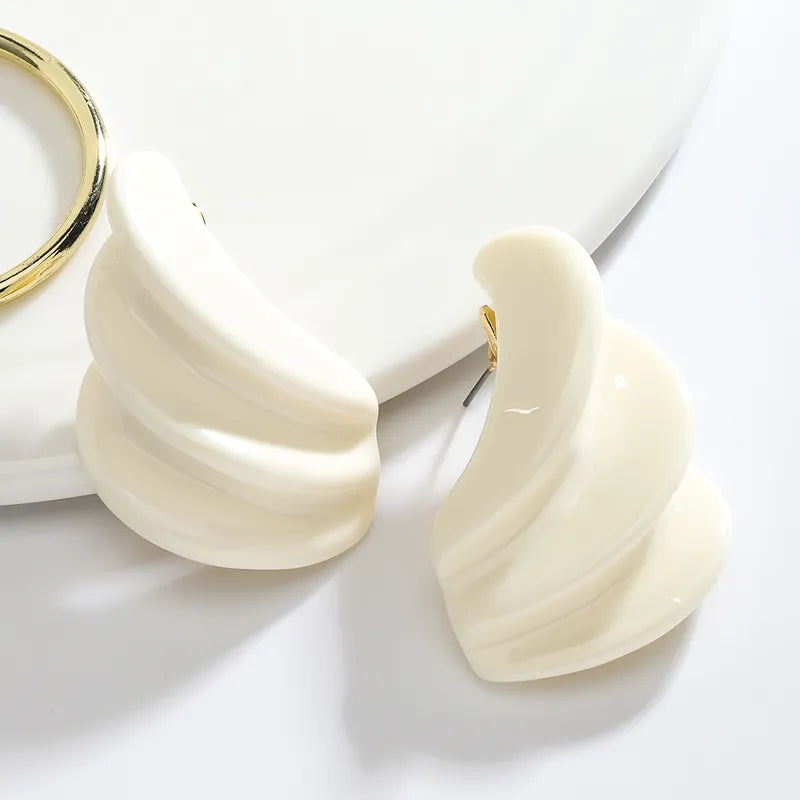 Σκουλαρίκια λευκά από ρητίνη και επιχρυσωμένο ορείχαλκο-EA097