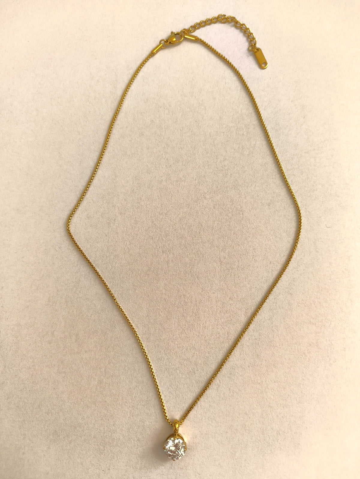 Collana in acciaio placcato oro con zircone tondo-NE022