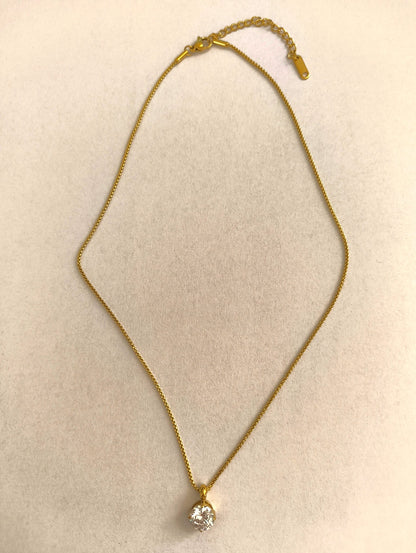 Collana in acciaio placcato oro con zircone tondo-NE022