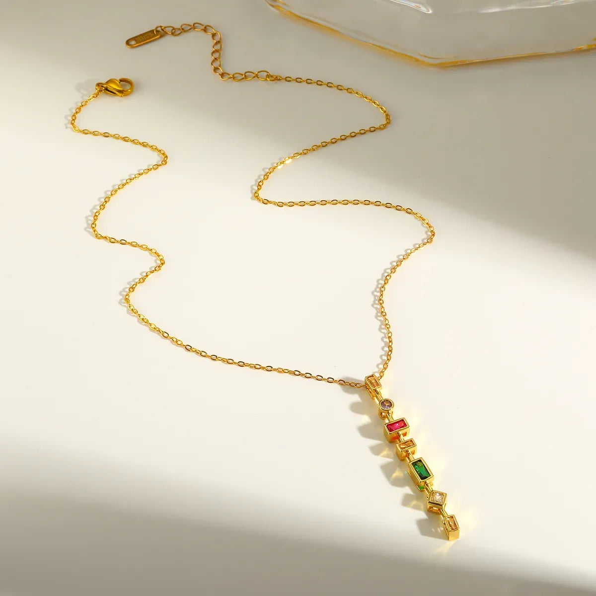 Collier en acier avec zircons multicolores pendants - NE512