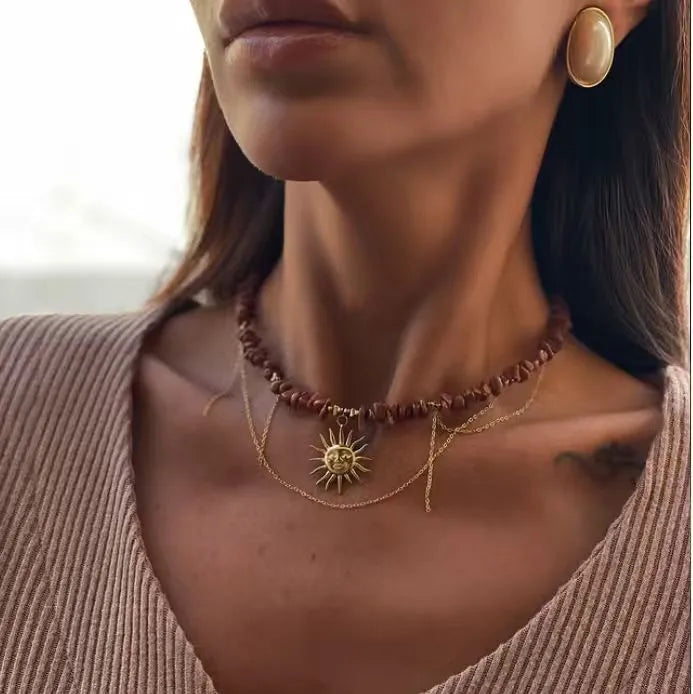 Collar de acero con piedras marrones y sol - NE667