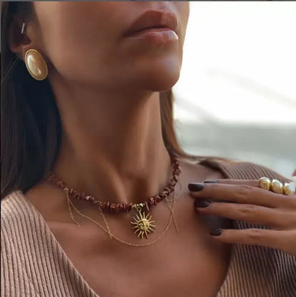 Collar de acero con piedras marrones y sol - NE667