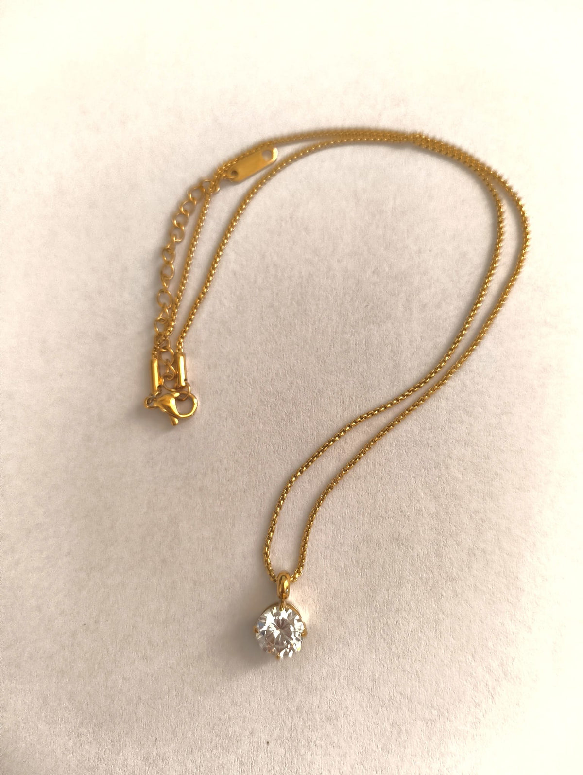 Collana in acciaio placcato oro con zircone tondo-NE022