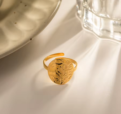 Δαχτυλίδι επιχρυσωμένο ατσάλι με υφή λάβας στρόγγυλό-R205
