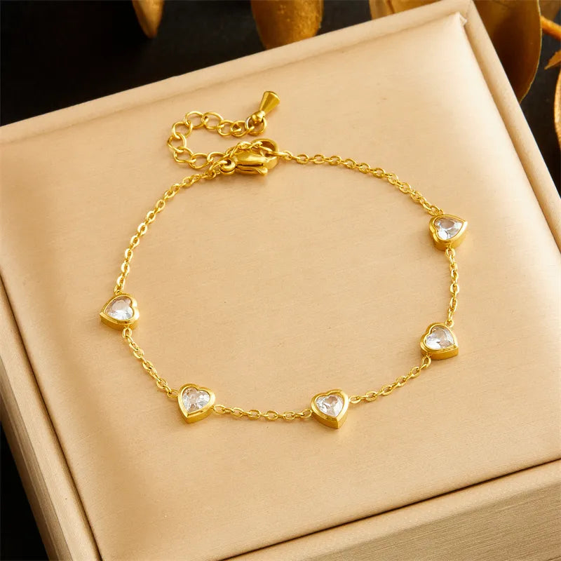 Pulseira em aço dourado com corações de cristal-BR169