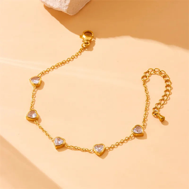 Pulseira em aço dourado com corações de cristal-BR169