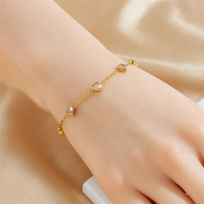 Pulseira em aço dourado com corações de cristal-BR169