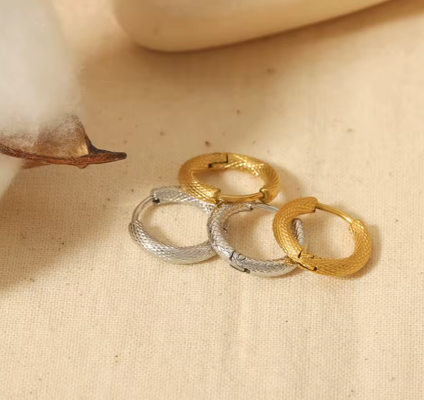 Piccoli orecchini a cerchio in argento con texture-EA602