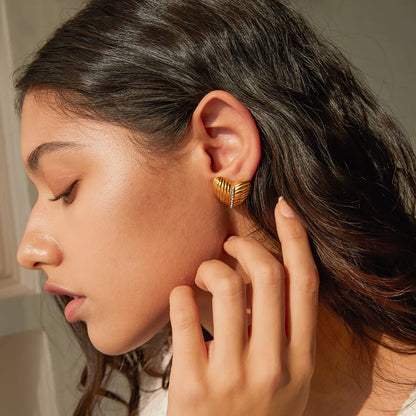 Boucles d'oreilles coeurs texture rayée avec cristaux-EA517