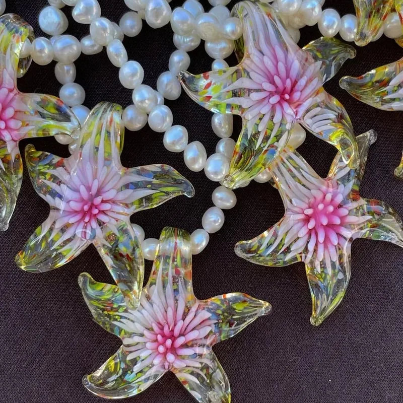 Κολιέ με λουλούδι και πέρλες από ρητίνη και ακρυλικό -