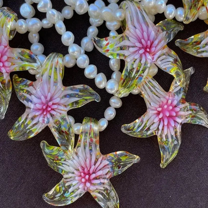 Κολιέ με λουλούδι και πέρλες από ρητίνη και ακρυλικό -