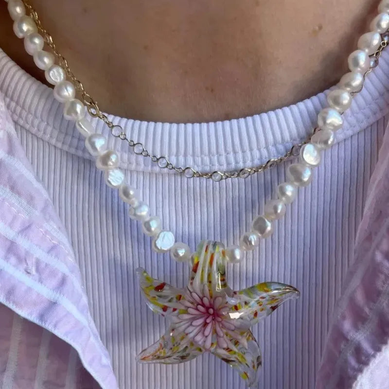 Κολιέ με λουλούδι και πέρλες από ρητίνη και ακρυλικό -