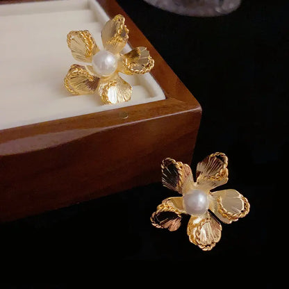 Brincos de pérola em formato de flor dourado-EA512