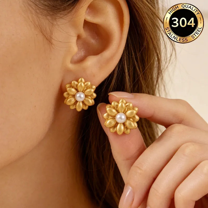 Stahlohrringe mit Blumen und Perlen – EA351