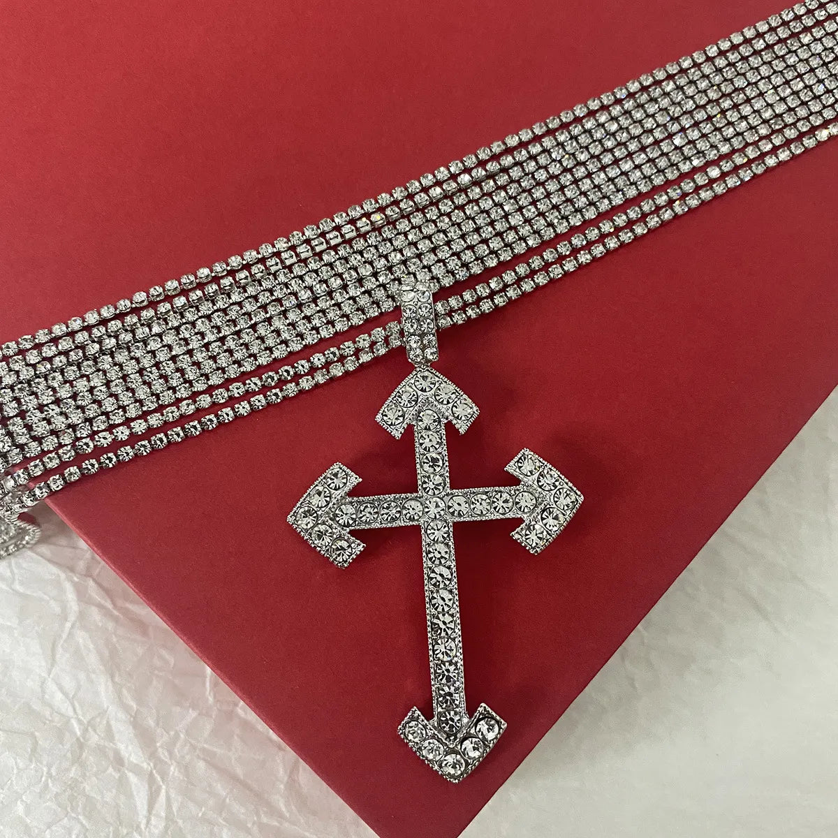 Gargantilla con colgante de cruz de diamantes de imitación de varias hileras - ne170