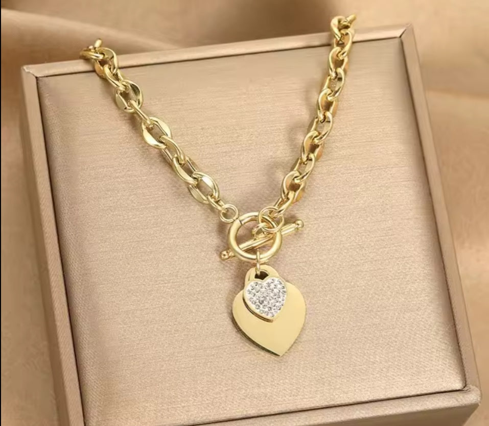 Ampia collana in acciaio dorato con zircone e cuore-NE395