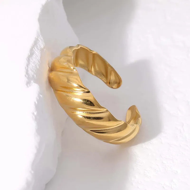 Δαχτυλίδι ατσάλινο χρυσό με χάραγμα - R032
