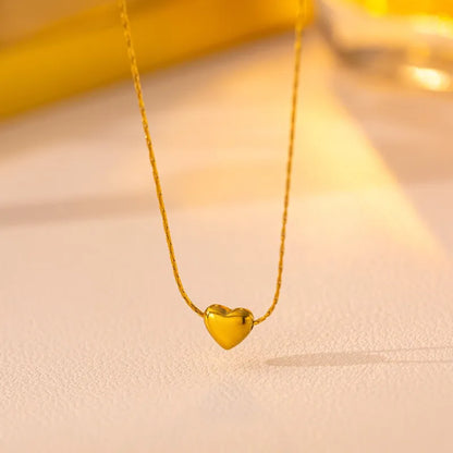 Collier en acier avec un petit coeur doré - NE300