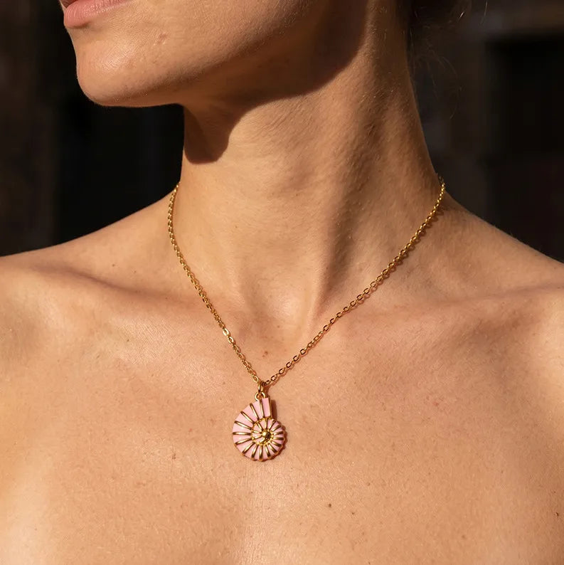 Collana in acciaio con cuori di zirconi rosa - NE426