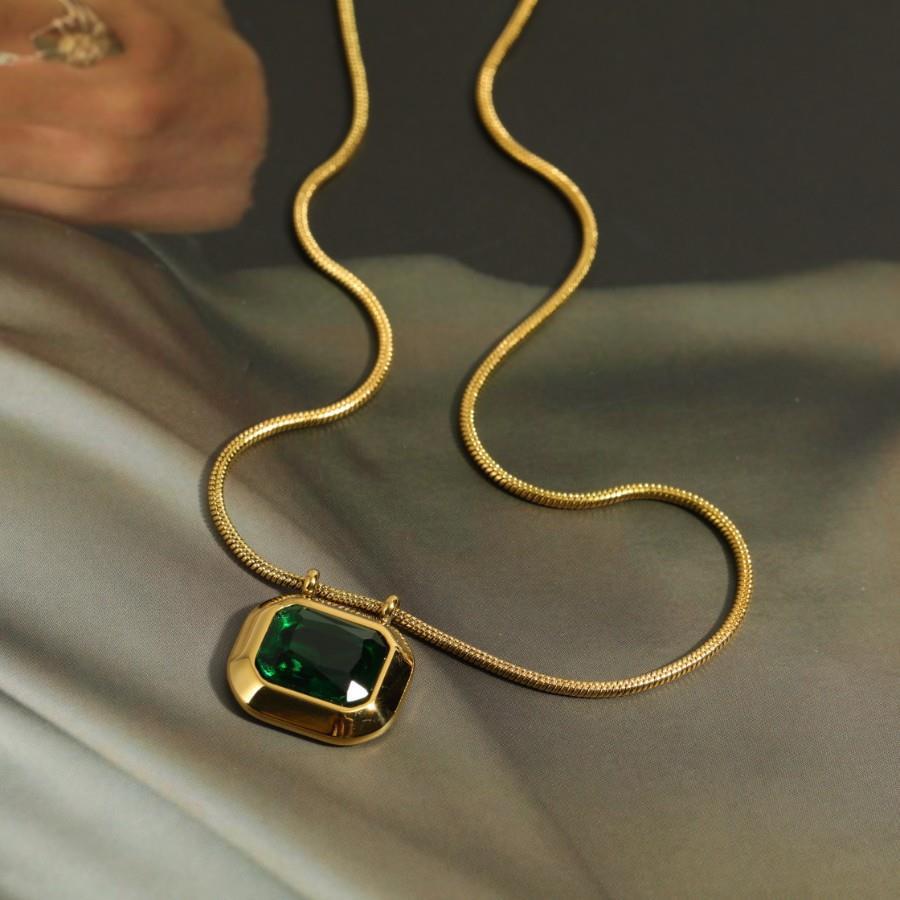 Collana in acciaio con pietra verde - W016