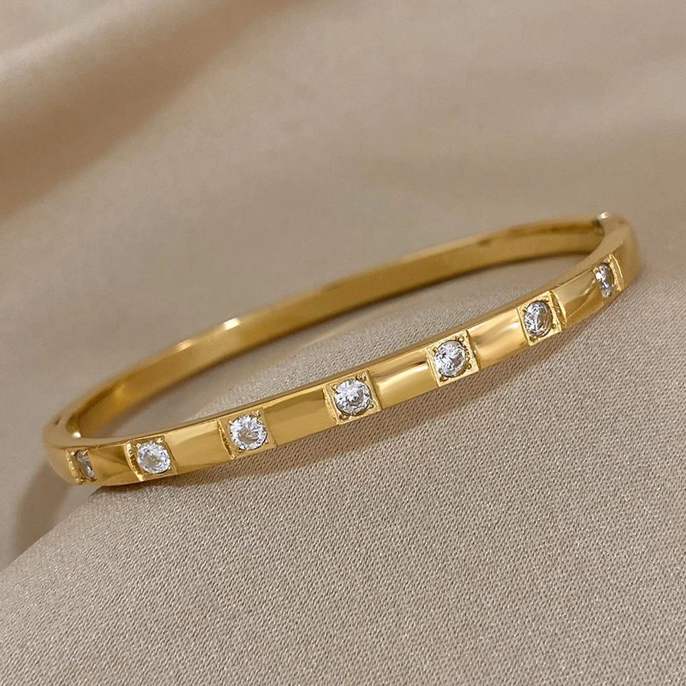 Pulseira em aço dourado com zircão e armação quadrada-BR208