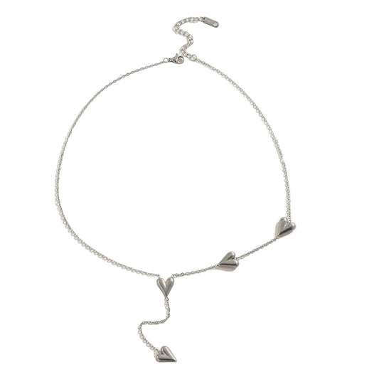 Colier lung de oțel cu inimioare pe o parte-NE030