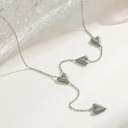 Colier lung de oțel cu inimioare pe o parte-NE030