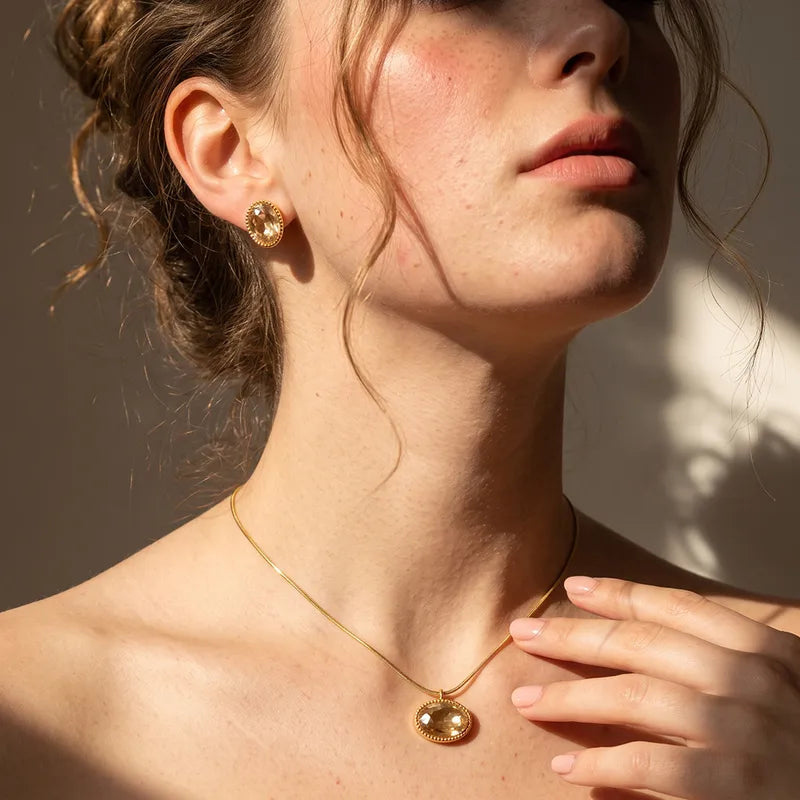 Halskette aus Stahlgold mit blauen Zirkonen – NE713
