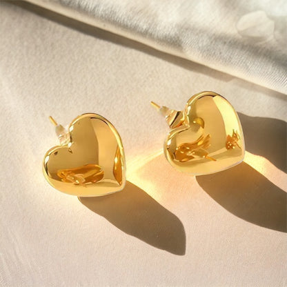 Σκουλαρίκια μικρά σε σχήμα καρδιάς χρυσά από ατσάλι-EA045